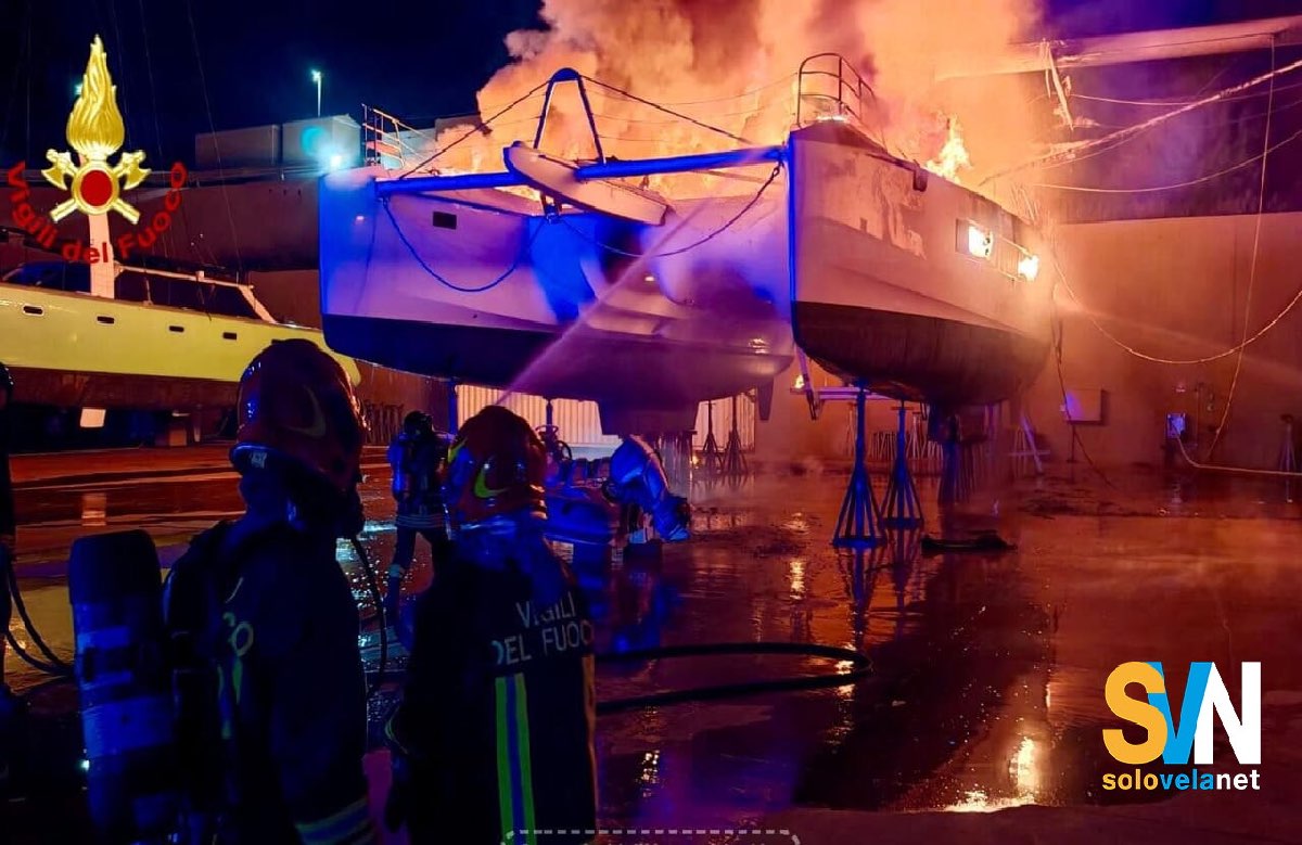 Non c'è stato nulla da fare pe ril Lagoon 65 andato a fuoco nel cantiere di Olbia. Ha bruciato per ore nonostante l'intervento dei vigili del fuoco e alla fine non è rimasto nulla