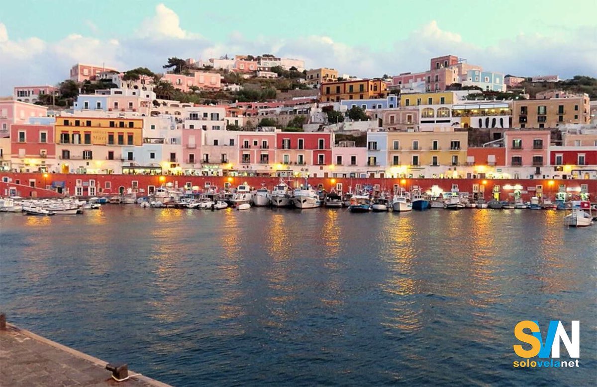 Il porto di Ponza che è riservato ai pescatori e ai corpi dello stato, i diportisti non possono entrare. Nonostante ciò il comune impone una tassa ai diportisti per la sua ristrutturazione