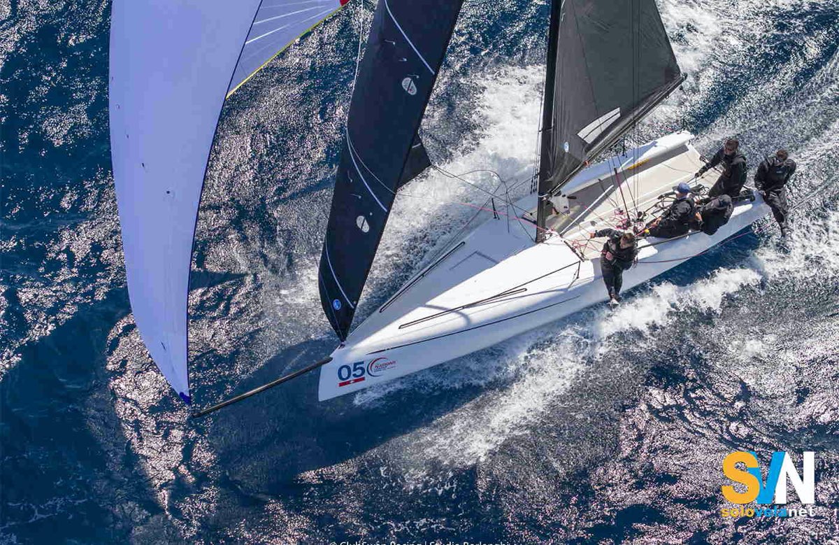 Vista aerea di un ClubSwan 28 in regata con gennaker aperto, durante una tappa della Nations League di ClubSwan Racing