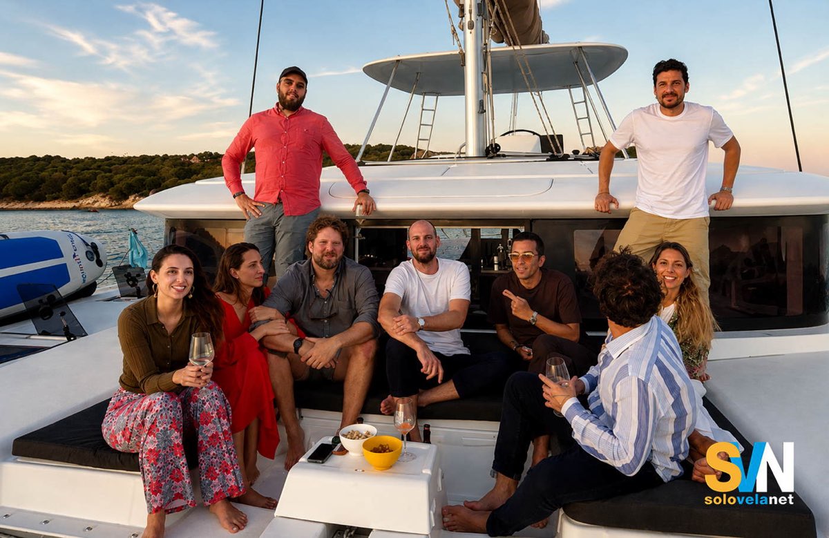 Giovani su un catamarano a noleggio, un modo diverso di vivere la barca