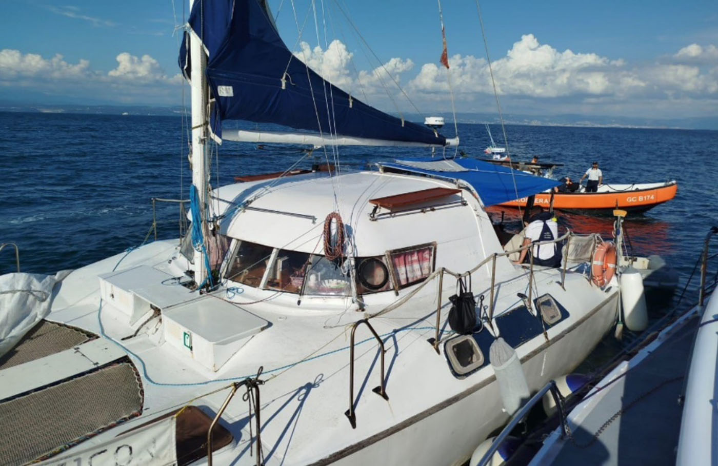 Catamarano impazzito naviga da solo: comandante ubriaco e addormentato ai comandi