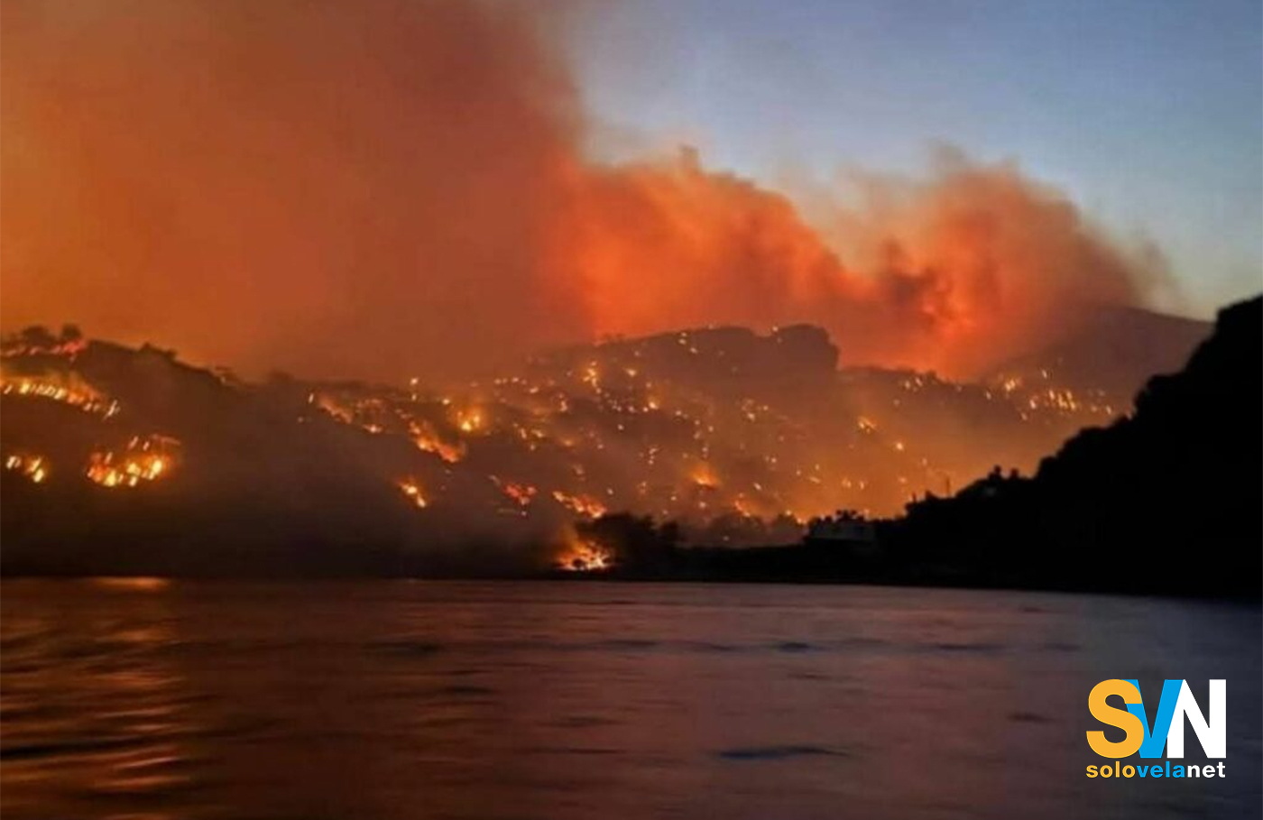 Incendio a Creta: evacuazioni di massa e Meltemi che spinge le fiamme verso sud