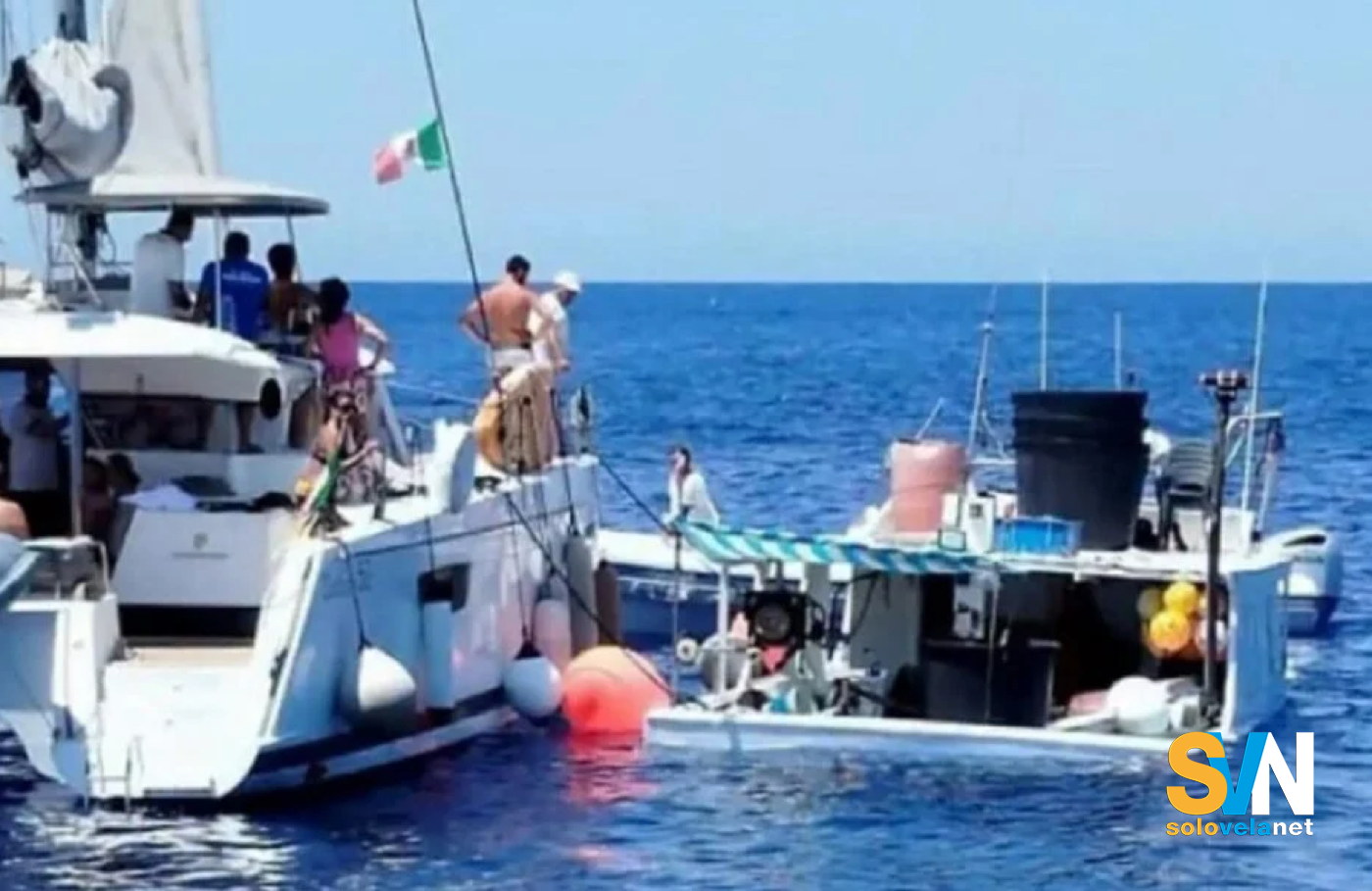 Filicudi, catamarano si scontra con un peschereccio