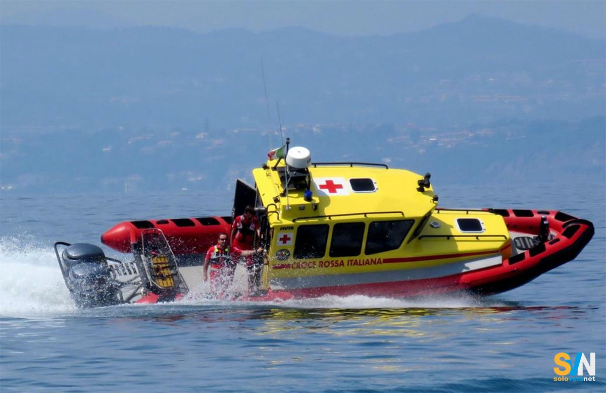 Giovane donna ferita dall’elica di una barca