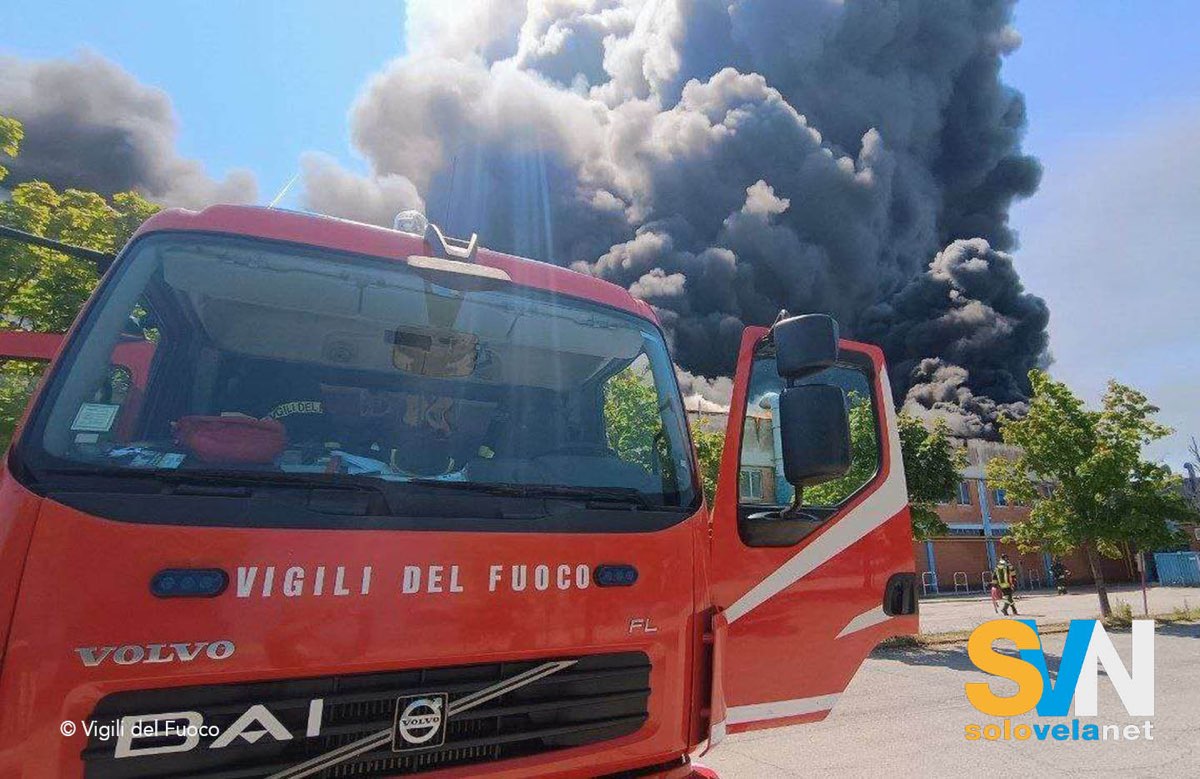 L'incendio divampato allo stabilimento della Carbon LIne. Decine di barce distrutte