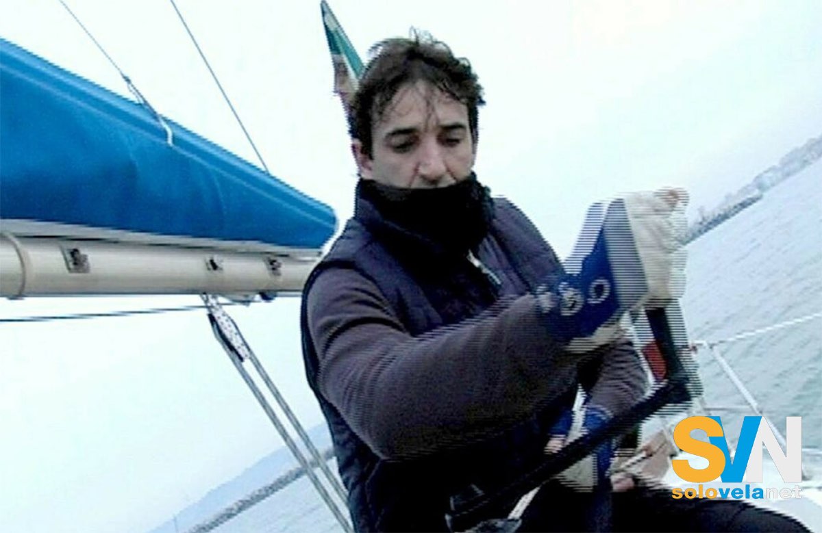 Carlo D’Attanasio a bordo della sua barca durante il giro del mondo a vela, prima dell’arresto in Papua Nuova Guinea.