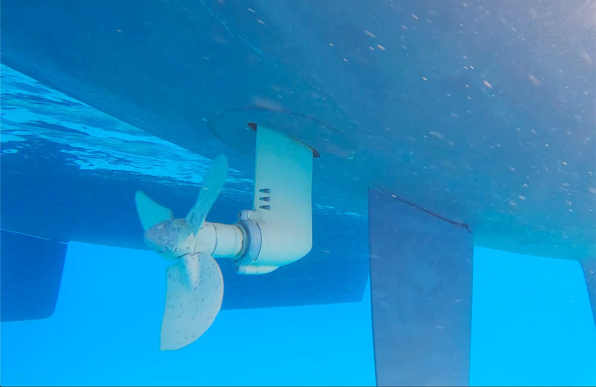 Perde un piede nel tentativo di liberare una cima dall'elica del catamarano