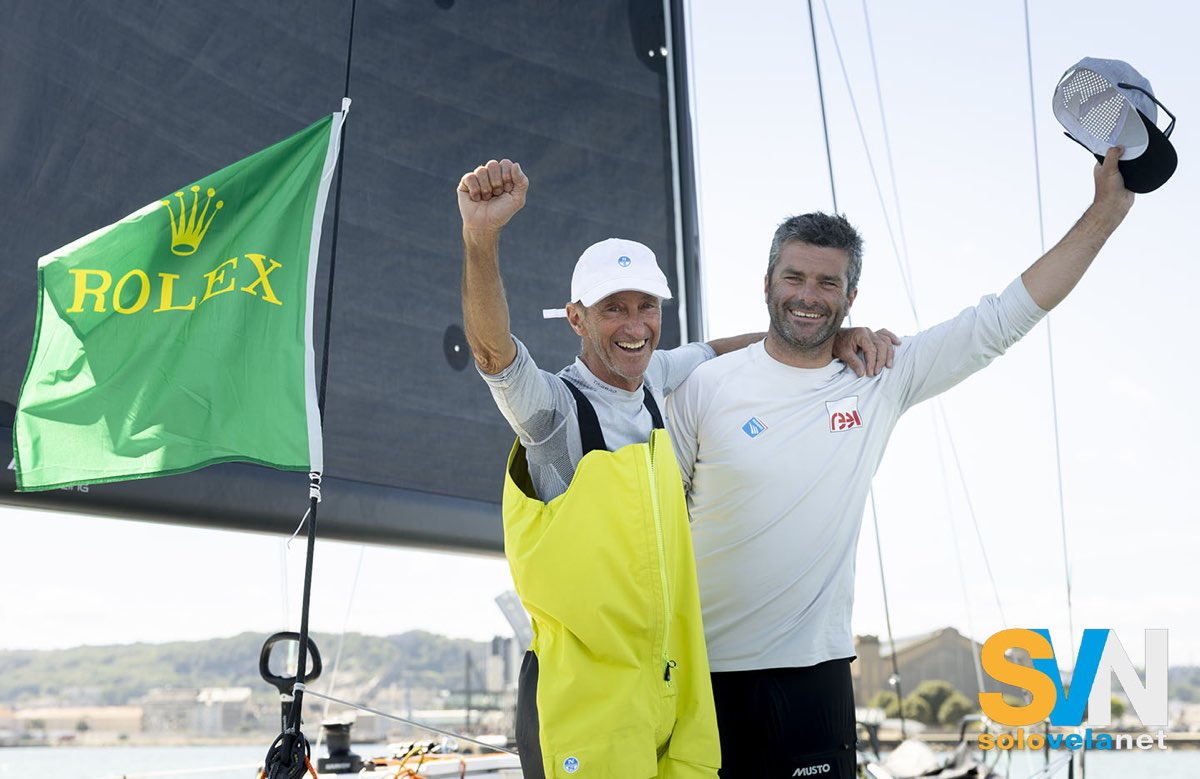 Jean Pierre Kelbert e Alexis Loison festeggiano la vittoria del Fastnet 2025 a bordo del JPK 1050 Leon.