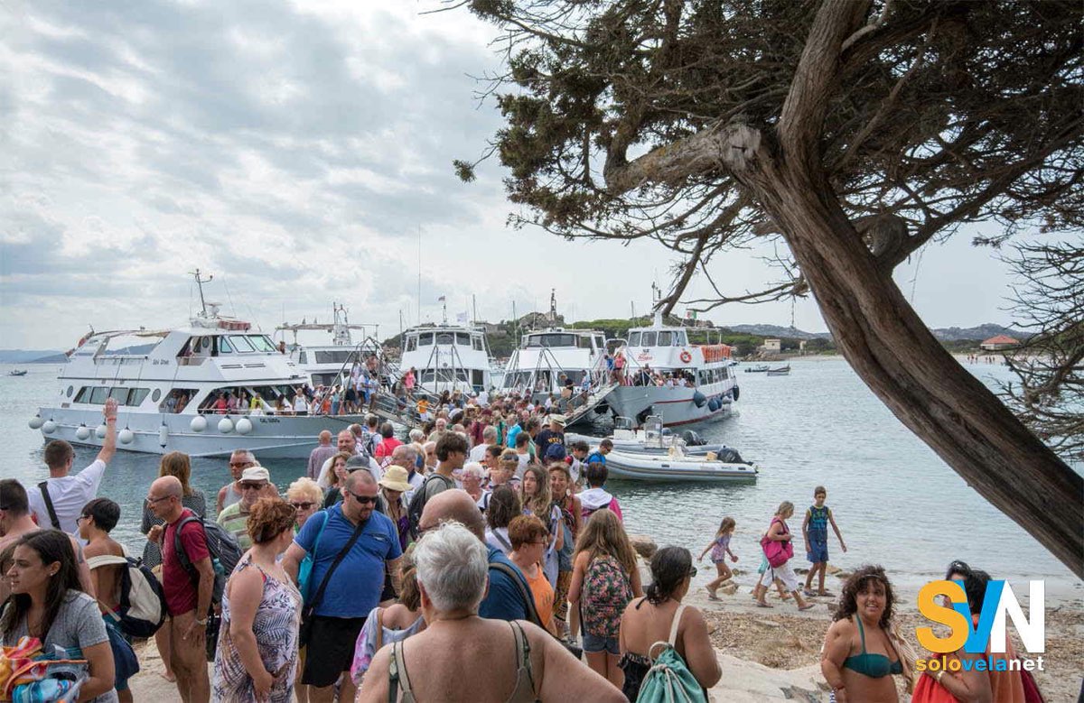 L'arcipelago di La Maddalena è oggetto di un turismo distruttivo che andrebbe regolato, ma la cosa va fatta con intelligenza e non con la demagogia dei politici