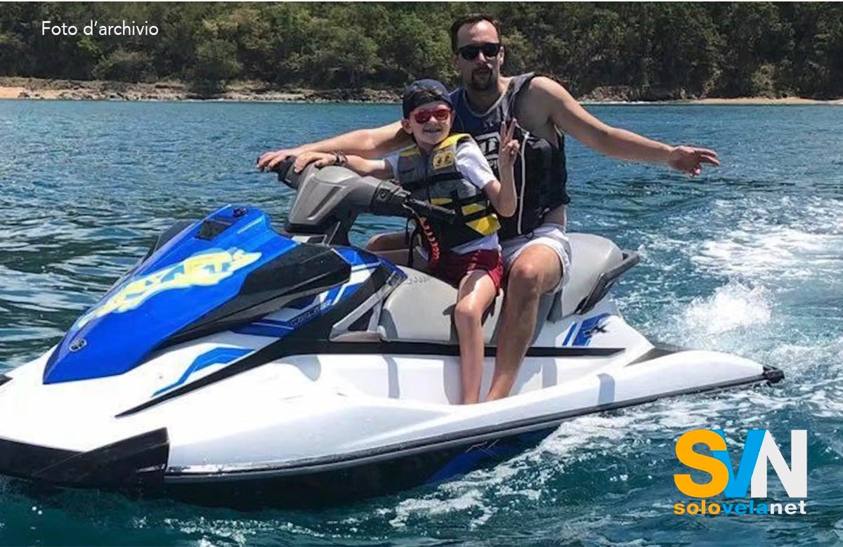 Spesso i genitori lasciano guidare le moto d'acqua ai figli con loro seduti nel sedile posteriore, se si dimostra che il ragazzo era alla guida del mezzo, il genitore rischia delle mute salate e, in caso 'indicente, l'assicurazione non coprirebbe i d