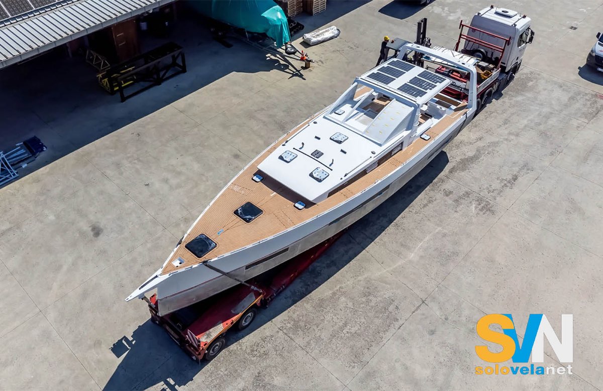 Lo Stem 50 mentre esce dal cantiere