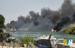 Incendio a Fiumicino: fiamme da Fiumara Grande e al cantiere navale Maris