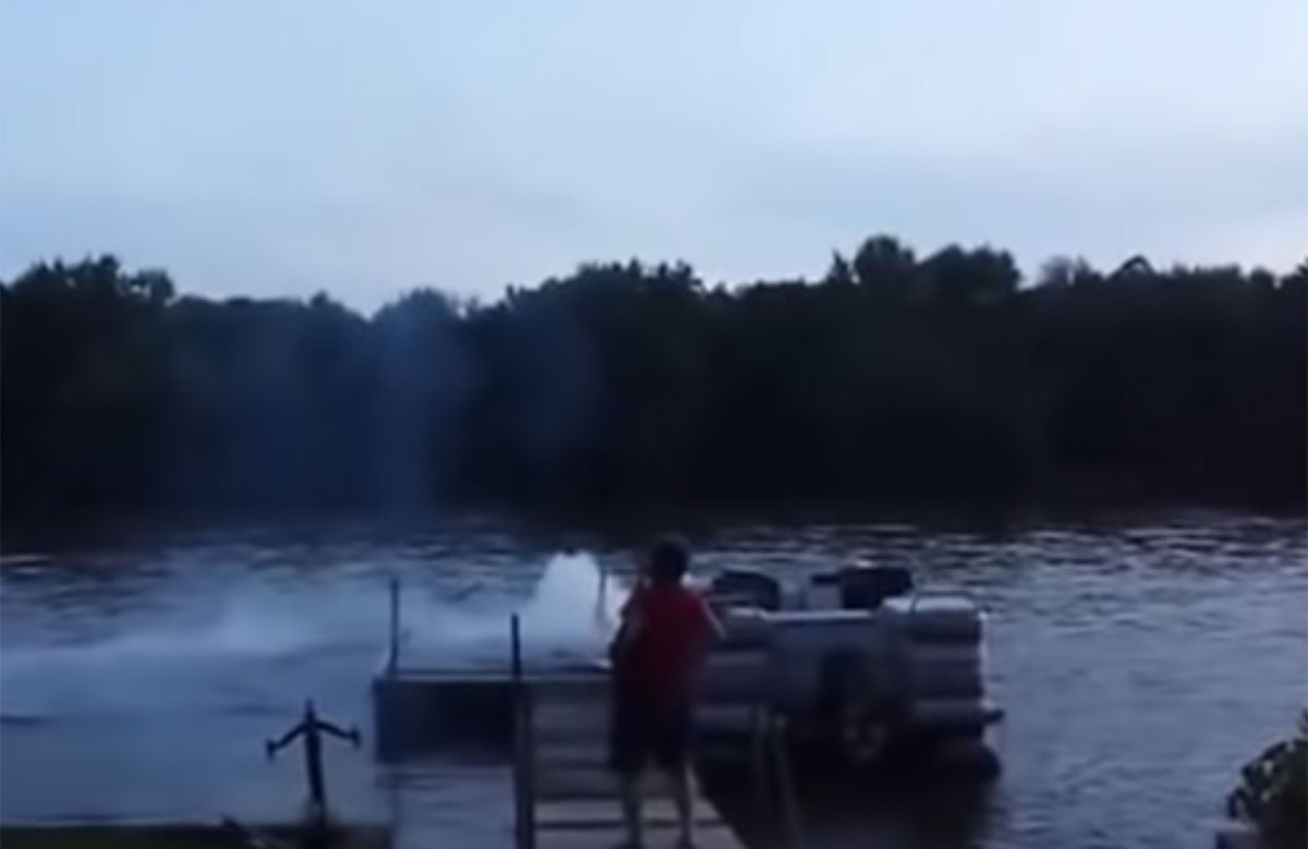 Distrugge un molo con i fuochi d’artificio capovolti