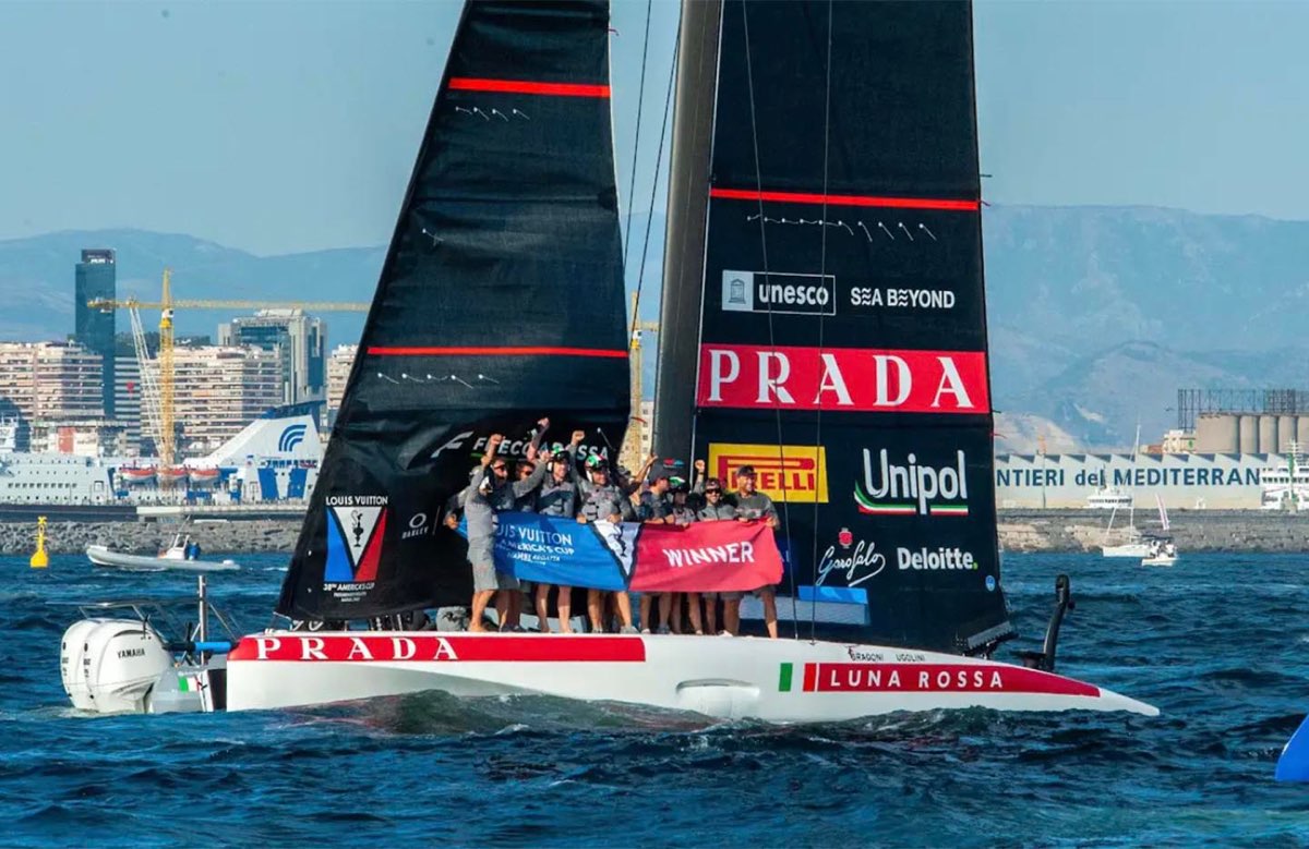 I ragazzi di Luna Rossa festeggiano la vittoria alla Pleliminaty di Napoli