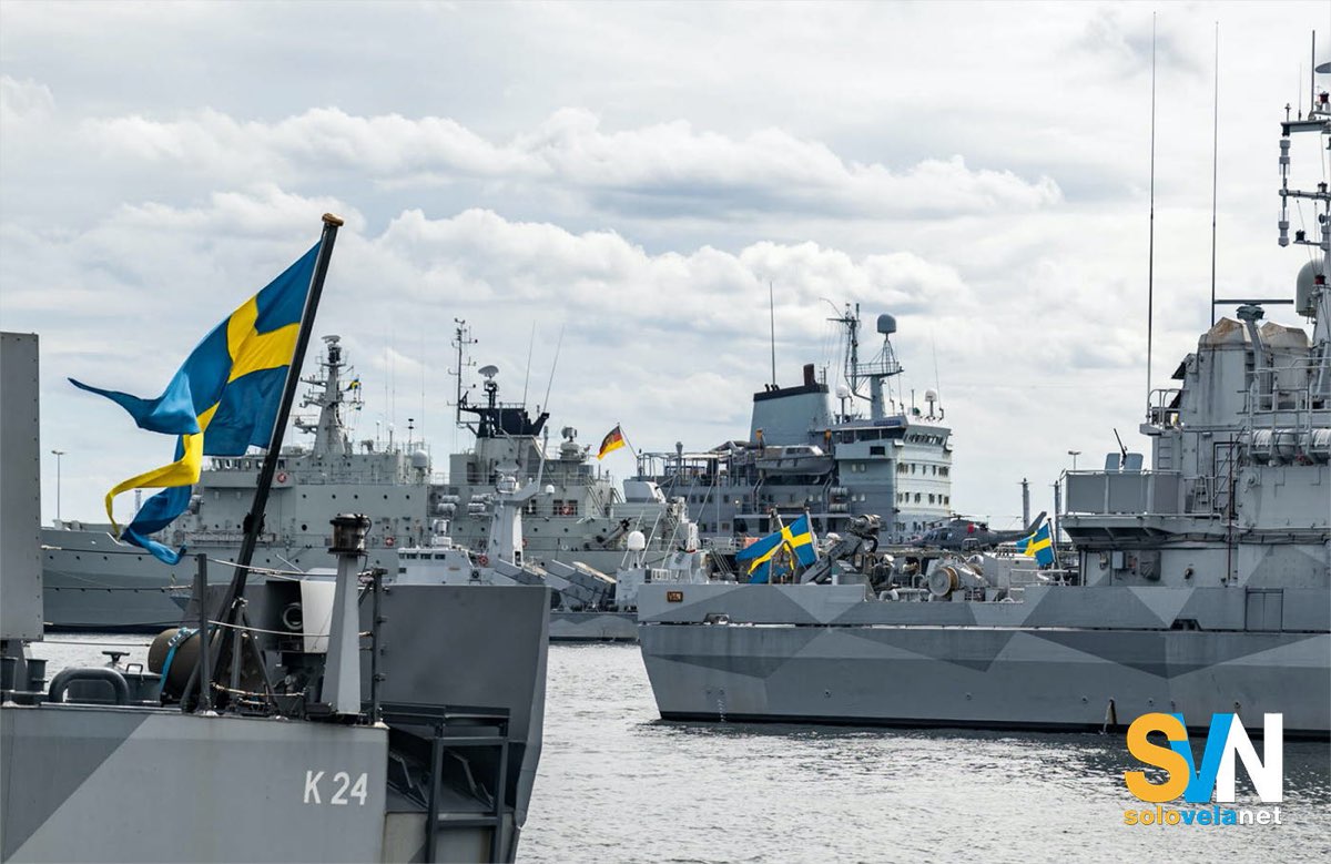 Unità navali della NATO con bandiera svedese e tedesca ormeggiate in porto a Kiel prima della partenza per l’esercitazione Northern Coasts 2025 nel Mar Baltico
