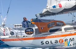 Golden Globe, Guillou sale in testa d’albero, ripara da solo e riparte al comando