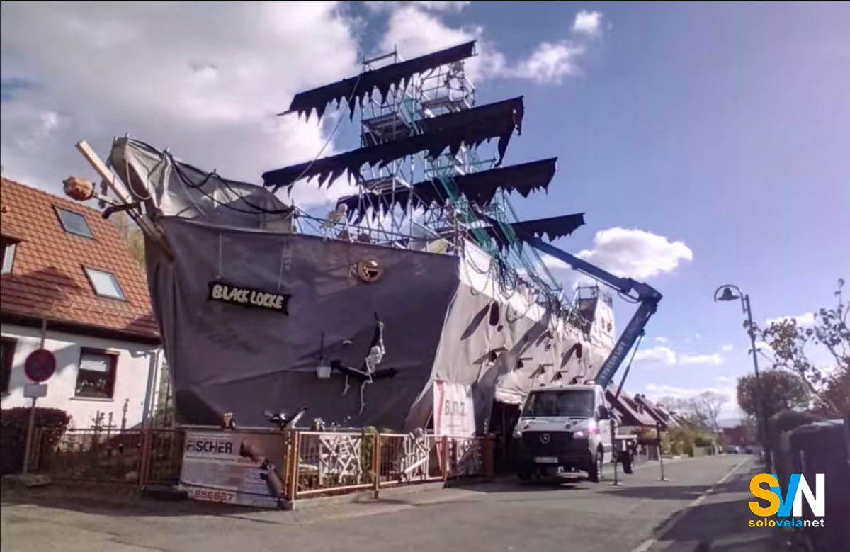 Inun giardino di Gotha, in Turiginia è stat acostruita una nave di Halloween, il Black Locke