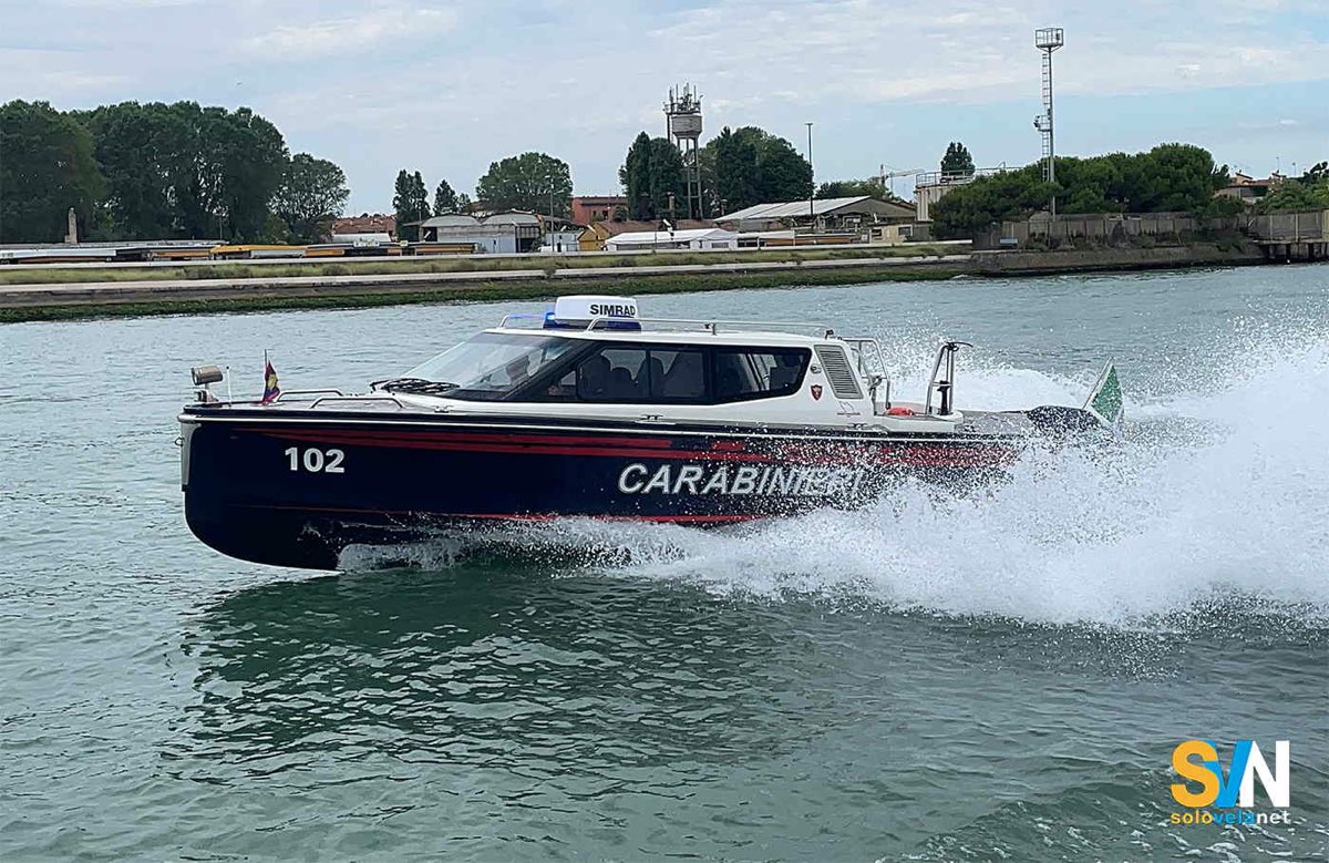 Un callsica motovedetta veneziane usata dai Carabinieri in laguna. Veloce e bassa per poter passare sotto i ponti
