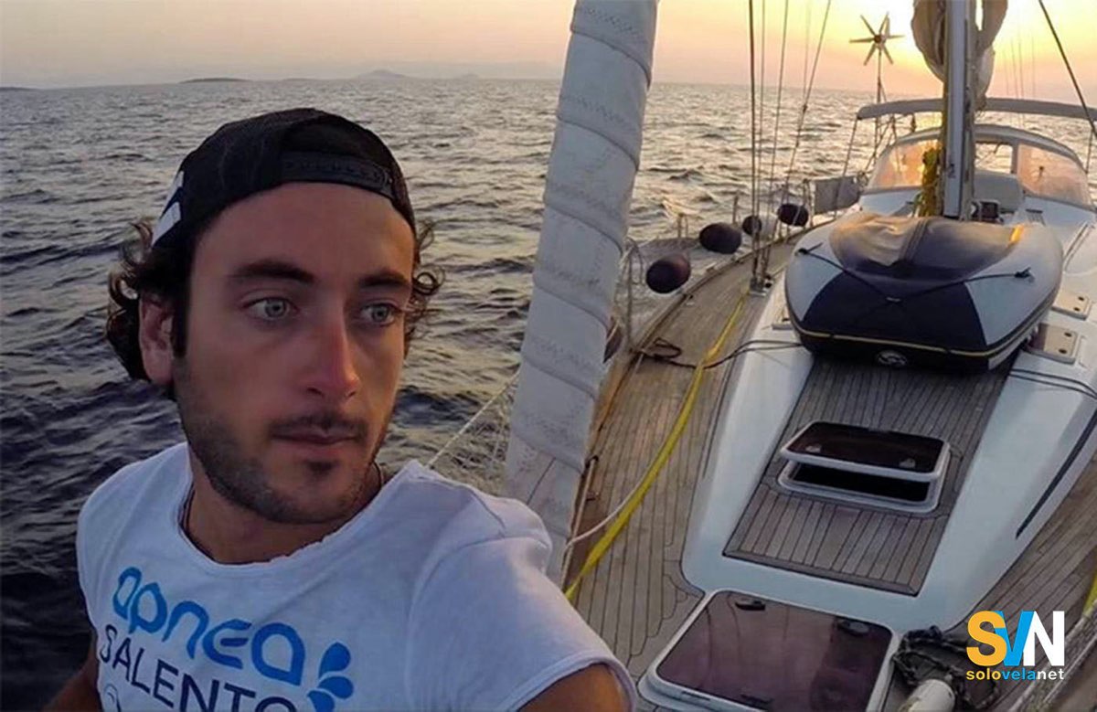 Francesco Sena mentre si riprende per uno dei suoi video