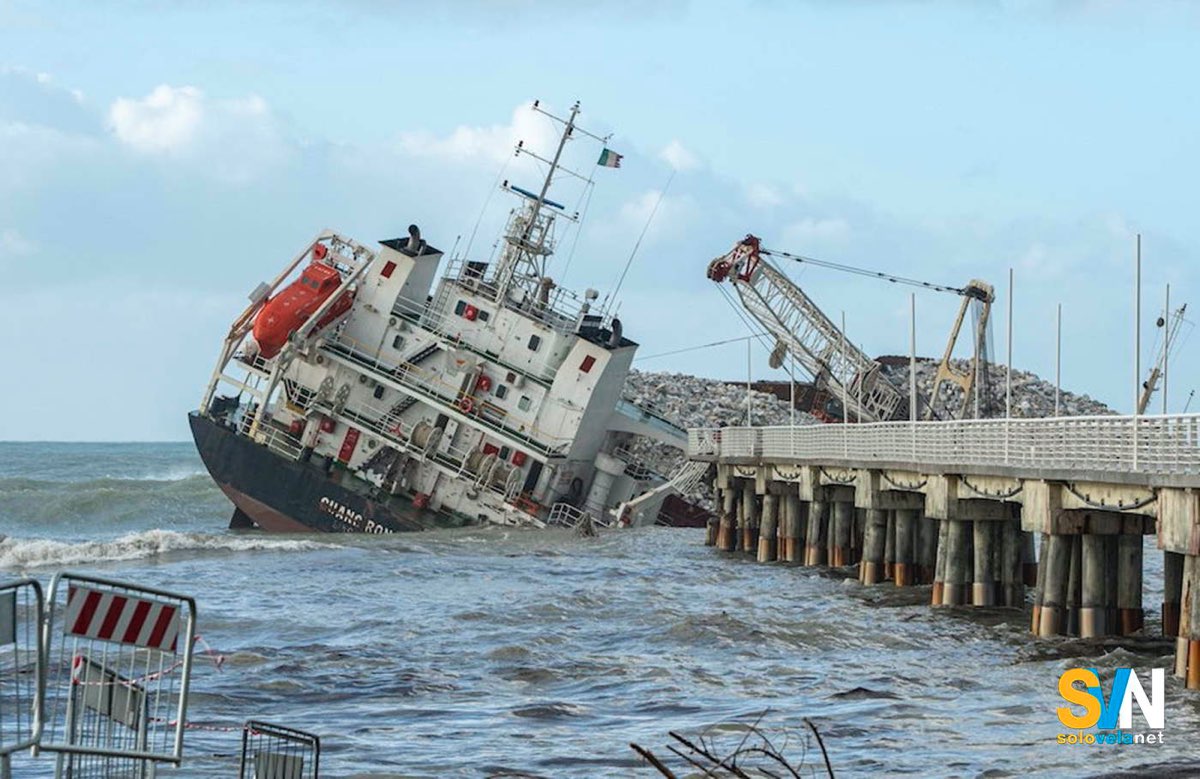 La nave Guang Rong si è incagliata a Massa a gennaio 2015