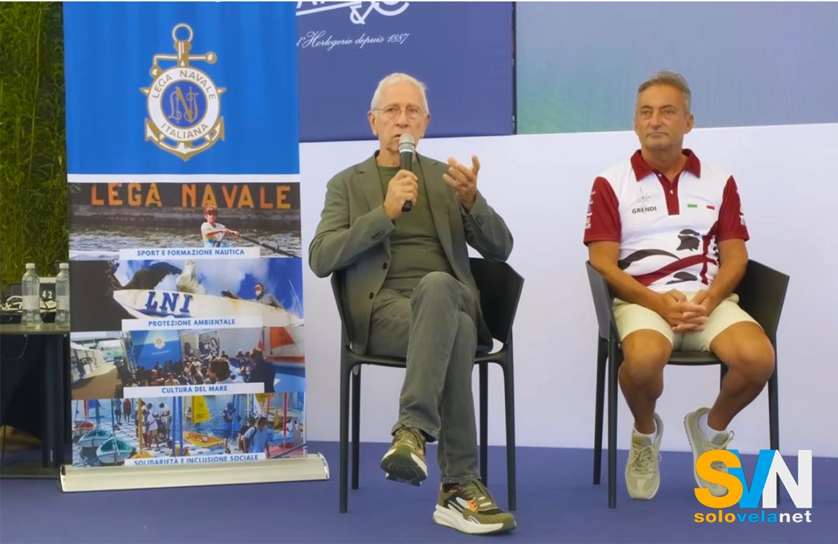 Paolo Sottocorona (a sinistra) insieme ad Andrea Mura sul palco di Incontri di Vela ospite del direttore di SVN solovelanet, Maurizio Anzillotti