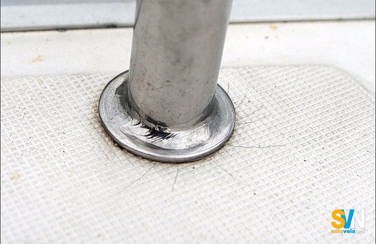 Le microfessure sul gelcoat dipendono dall'eccessivo spessore di questo