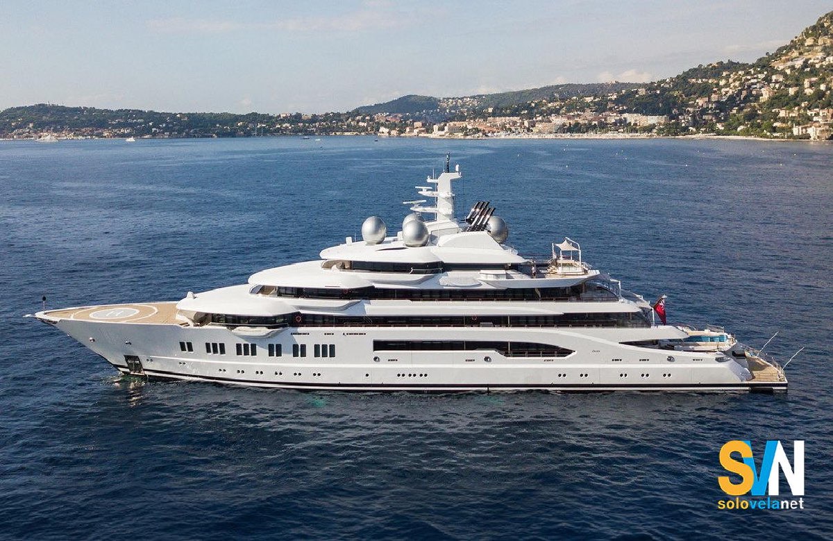 Il SUperyacht Amadea sequestrato dagli Stati Uniti nel 2022 a un oligarca russo e ora venduto all'asta