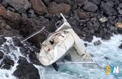 Barca a vela finisce sugli scogli: lo skipper si salva, ma quando bisogna abbandonare la barca?