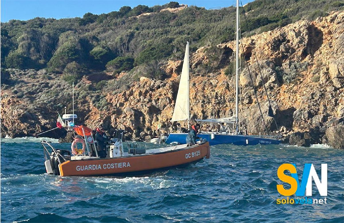 Un keth è finito a scogli. a Campese, all'isola del Giglio
