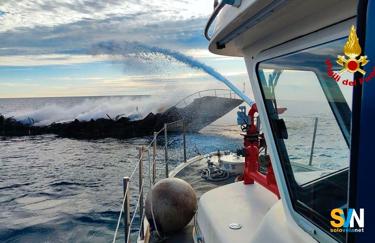Una barca a vela di 24 metri è andata a fuoco a largo della costa savonese. L'imbarcazione è stata completamente distrutta dalle fiamme, salvi gli occupanti