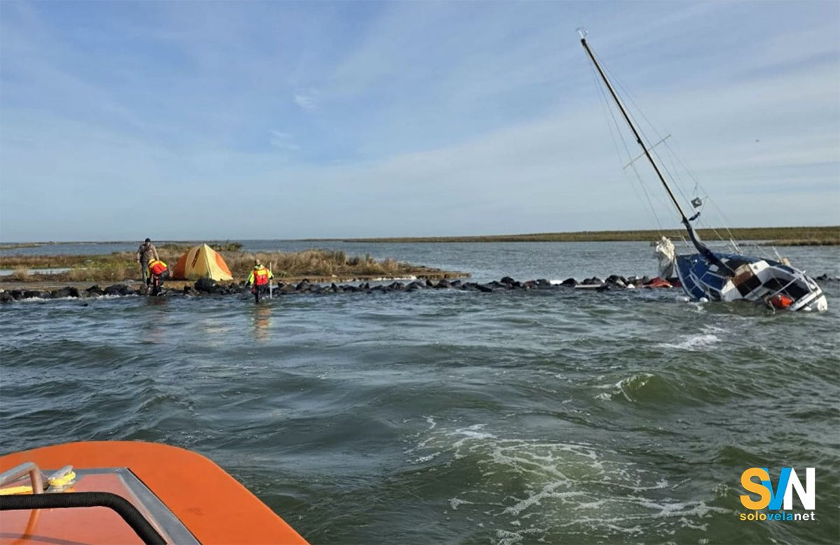Il momento in cui i soccorsi trovano il naufrago sullo scoglio