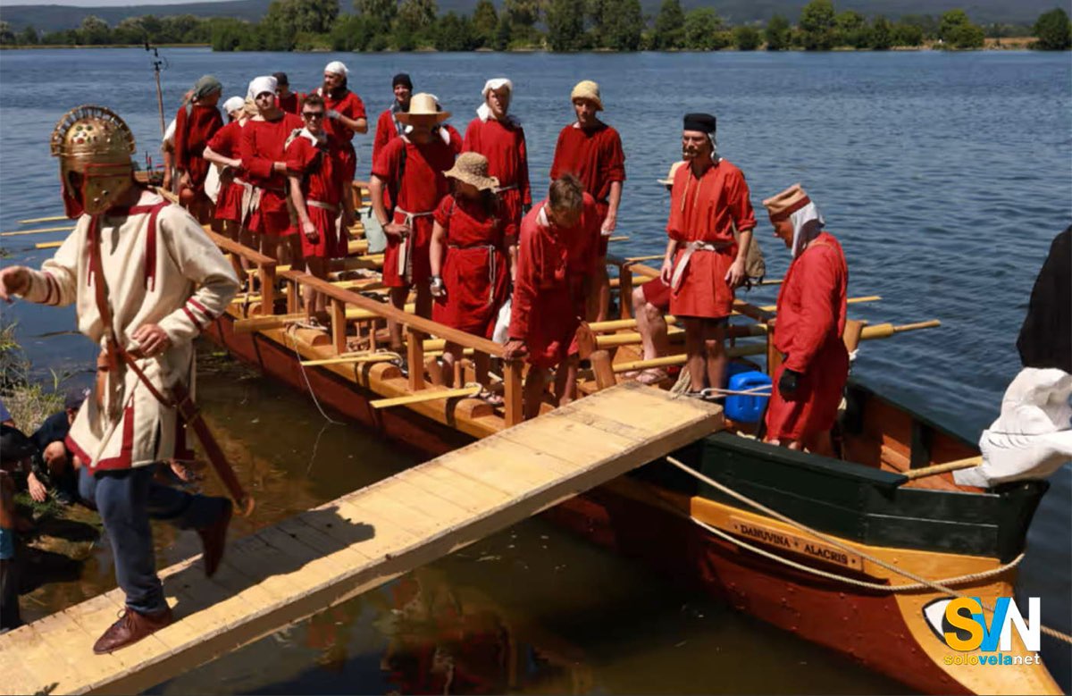 Una nave romandaricostruita dell'aUniversitàa di Friedrich-Alexander-Universität  a Norimberga per vedere come i Romani effettuavano la navigazione fluviale