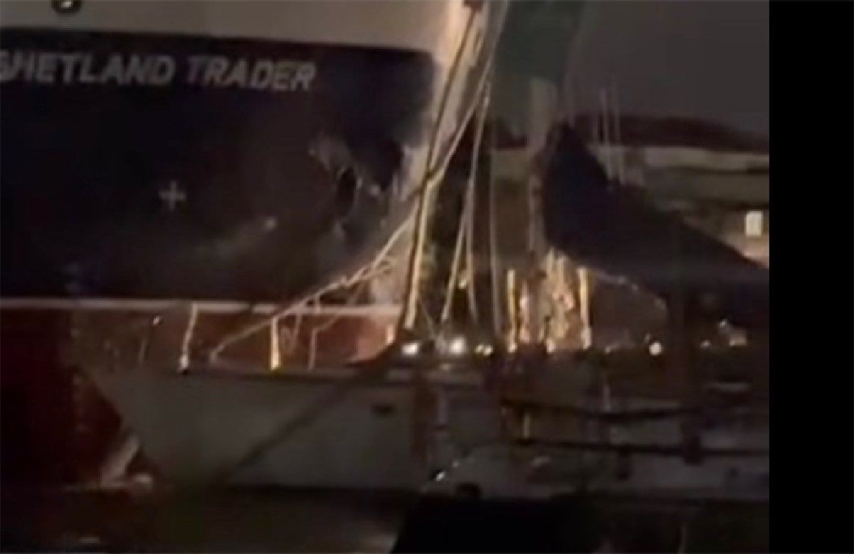 Il momento in cui la Shetland Trader ha distrutto l'albero di uno degli yacht ormeggiati nella Medina