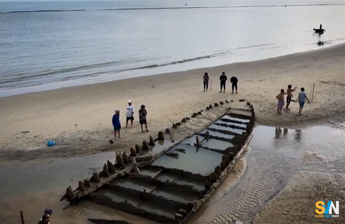 La struttura dell'antica nave mercantile riemersa sulla spiaggia di Tan Thạnh, vicino a Hoi An, dopo la forte erosione costiera causata dal tifone Kalmaegi.