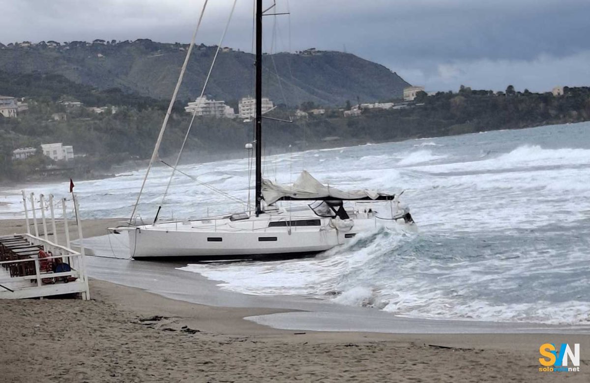 Pogo 50 abbandonato sulla spiaggia di Cefalù