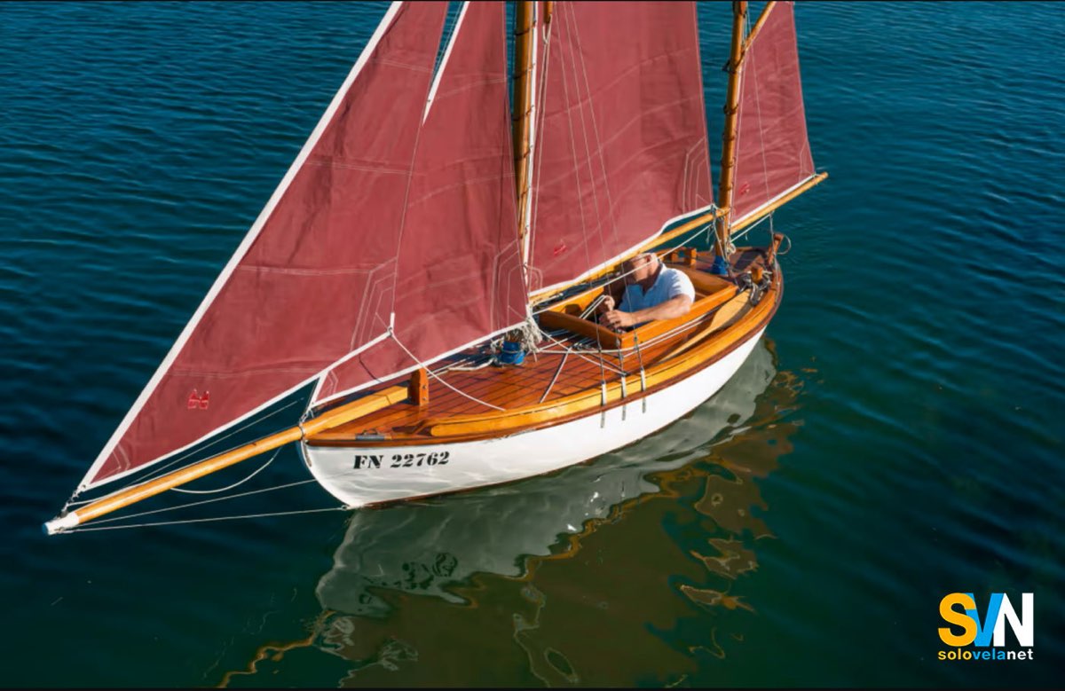 Il Mini Collin Archer in navigazione, la barca, tutta in legno, può ospitare una sola persona che la conduce stando sdraiata all'interno