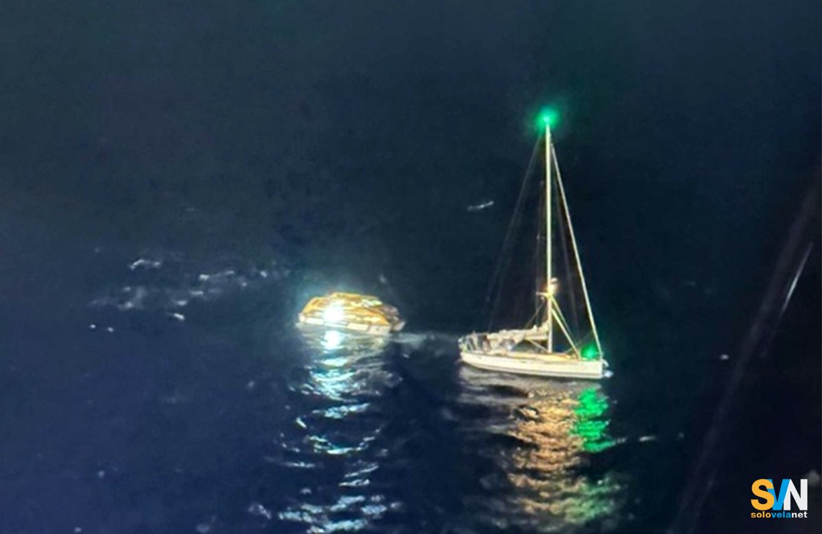La Costa Fascinosa soccorre una barca alla deriva in Atlantico per mancanza di carburante