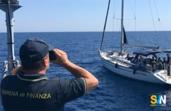 Barca a vela con bandiera polacca non dichiarata: sanzione da 115 mila euro a Crotone