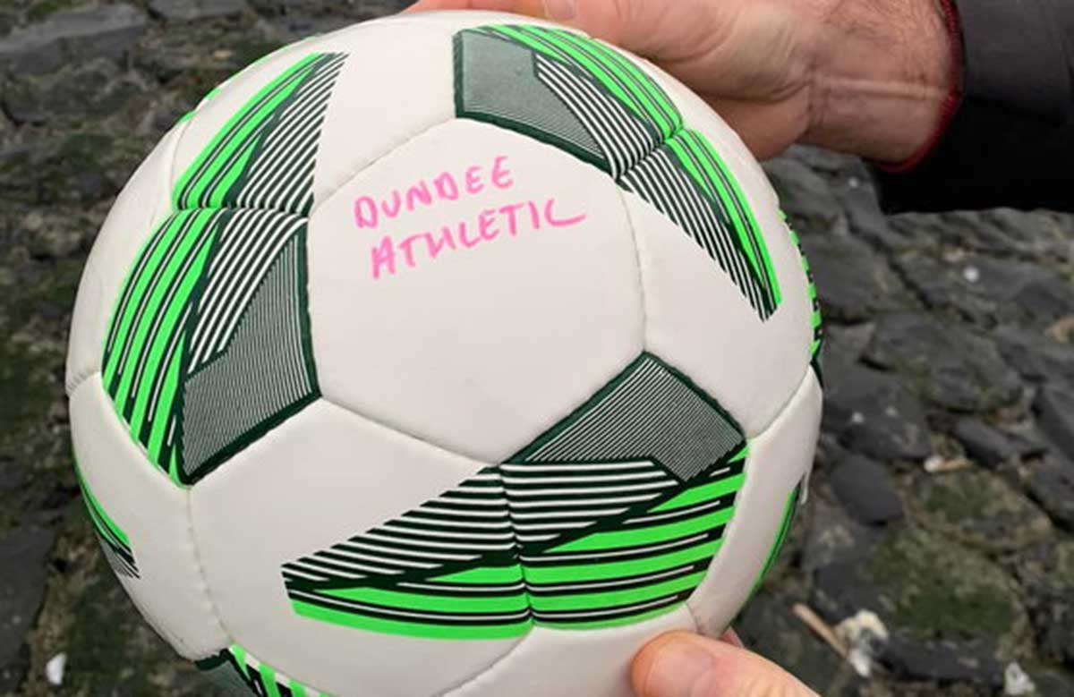 Un'immagine del pallone ritrovato