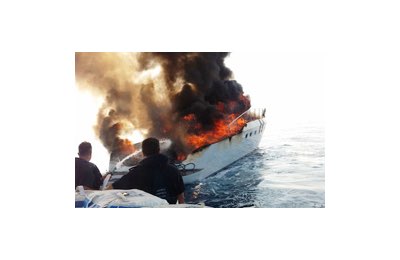 Enjoy in fiamme, la barca navigava al largo della costa ligure