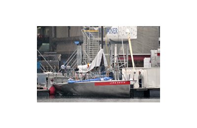 L'STP 65 di Luna Rossa, di nuovo alberato, nella propria base di Valencia