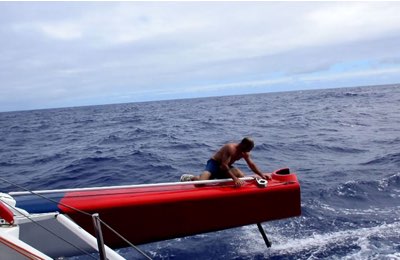 Un uomo dell'equipaggio prepara lo scafo per la sostituzione del timone