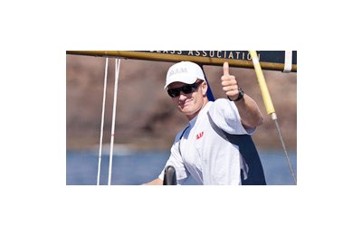Pollice alzato per James Spithill, dopo la vittoria con 17