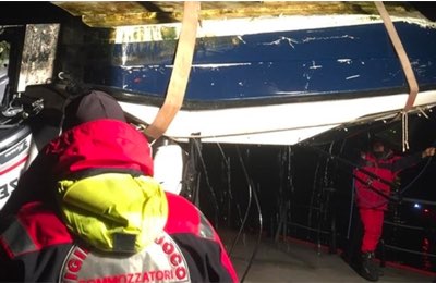Il motoscafo che si è scontrato con una bricola, dopo il recupero