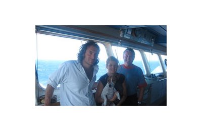 I tre naufraghi del Blue Pearl con il piccolo Terrier