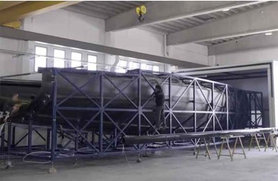Lo scafo del NEO 57 in costruzione