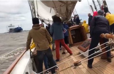 Un fotogramma del video poco prima dell'impatto dell'Elbe contro la portacontainer
