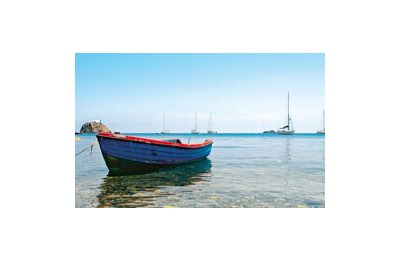 La baia di Ponza, ormai sgombra dai pontili galleggianti