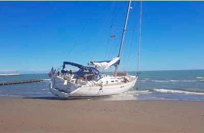 Oceanis 473 spiaggiato: oggi la rimozione da terra