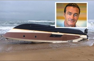 L'immagine della barca di Pierre Agnes ritrovata capolvolta sulla spiaggia